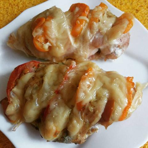 Фото - Филе курицы запеченное с помидором, сметаной и сыром