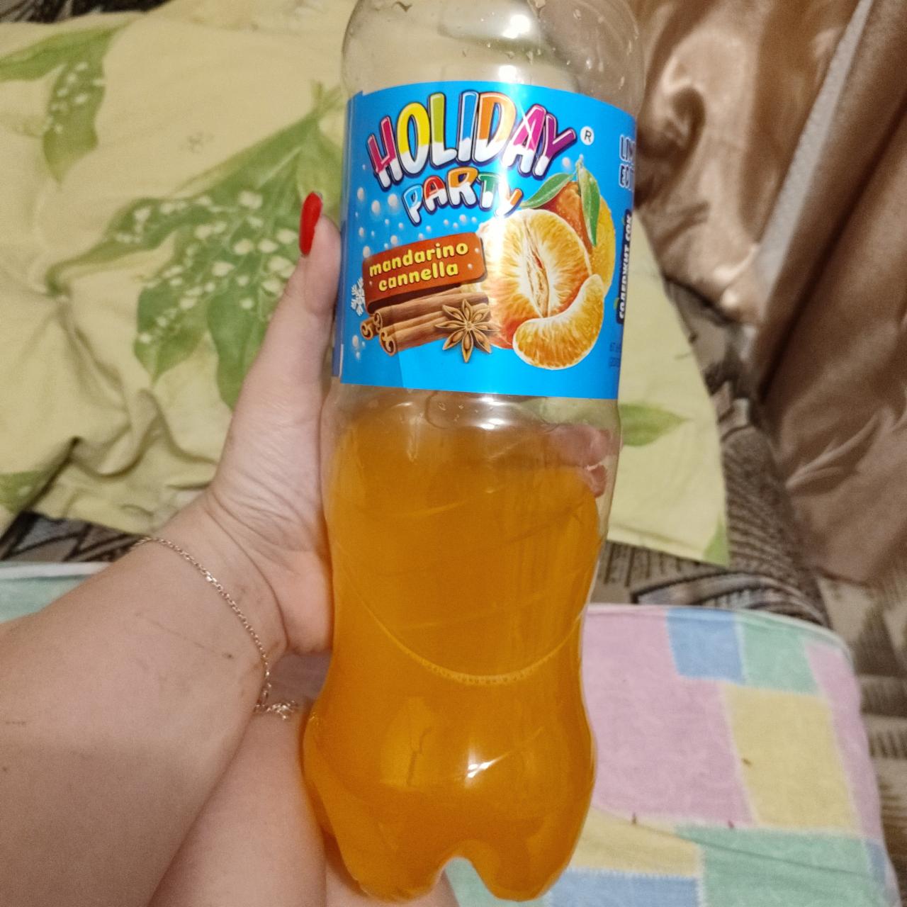 Фото - Напиток безалкогольный сильногазированный со вкусом мандарина и корицы Holiday
