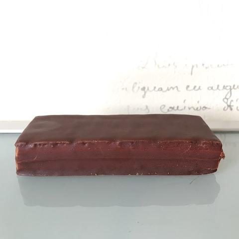 Фото - Пирожное бисквитное,покрытое темным шоколадом Kinder Pingui 'Карамель'