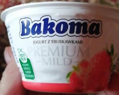 Фото - Йогурт клубничный Premium Bakoma
