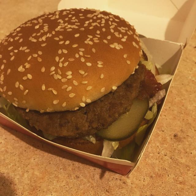 Фото - Сэндвич McDonald’s 'Макдональдс' Биг Мак с беконом.