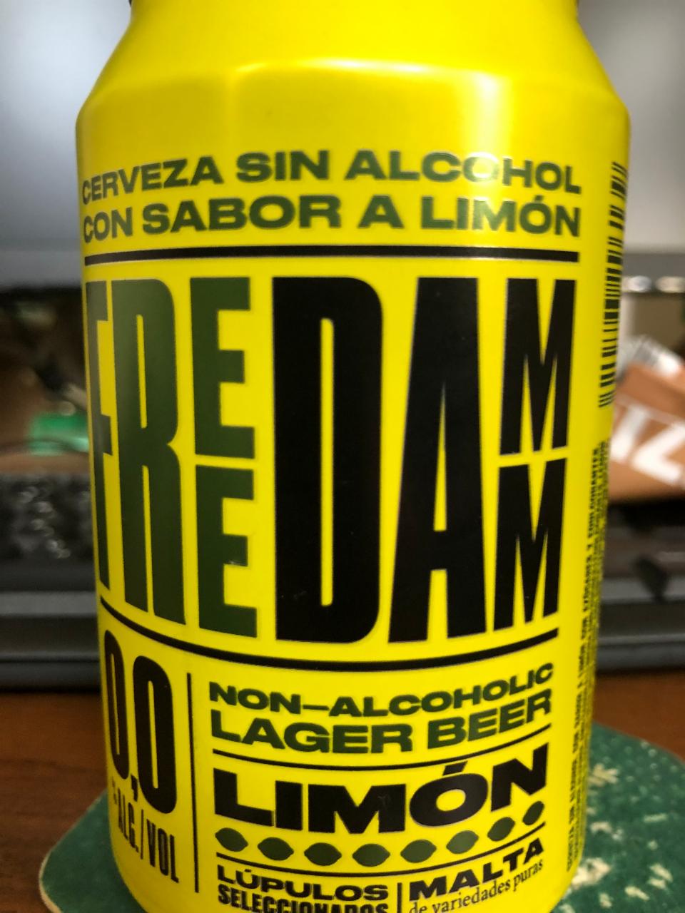 Фото - Пиво 0% безалкогольное светлое пастеризованное фильтрованное Lemon Free Damm