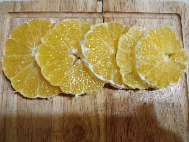 Калорийность 1 апельсина без кожуры. Апельсин цедра и мякоть. Мякоть корки цитрусовых. Мякоть апельсина без цедры. Нарезка апельсина без кожуры.