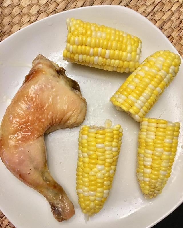 Фото - Курный окорочек с кукурузой