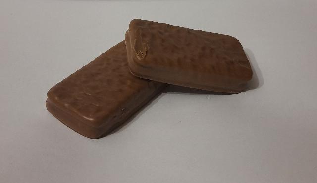 Фото - Печенье глазированное молочным шоколадом с карамельным кремом 'Crunchies'