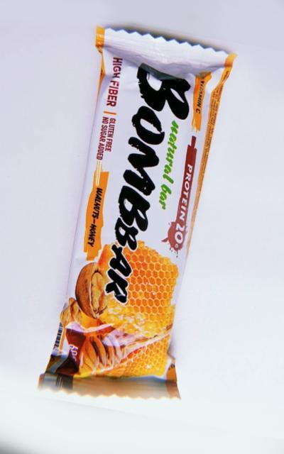 Фото - протеиновый батончик с медом Walnuts-honey Bombbar