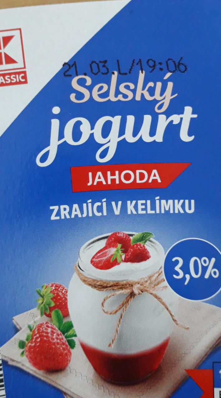 Фото - Selský jogurt jahoda zrající v kelímku 3% K-Classic