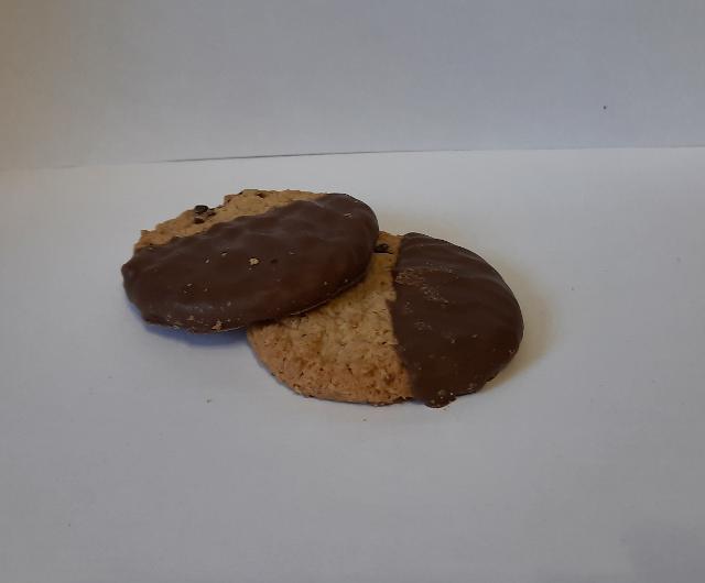 Фото - Печенье частично глазированное молочным шоколадом с кокосом и кусочками шоколада 'Crunchies'