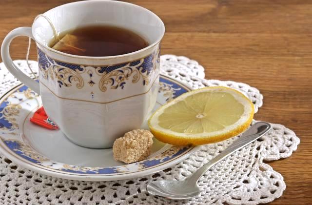 Фото - черный чай с лимоном и сахаром