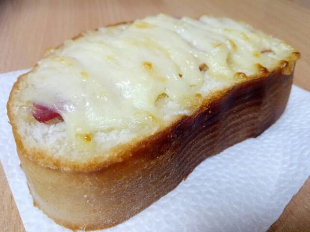 Фото - гарячий бутерброд с сыром и колбасой 