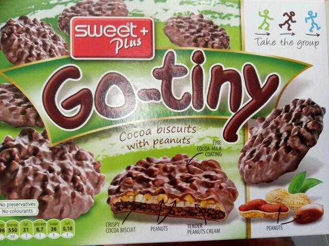 Фото - Печенье бисквитное со вкусом шоколада с арахисовым кремом и арахисом в какао-молочной глазури Sweet Plus Go-Tiny