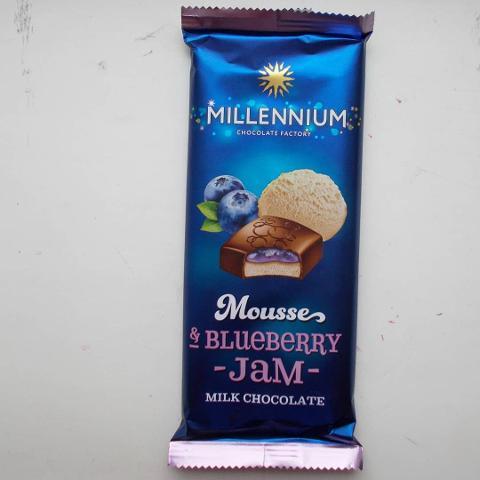 Фото - Шоколад молочный Mousse с мусcовой и черничной начинкой Millennium