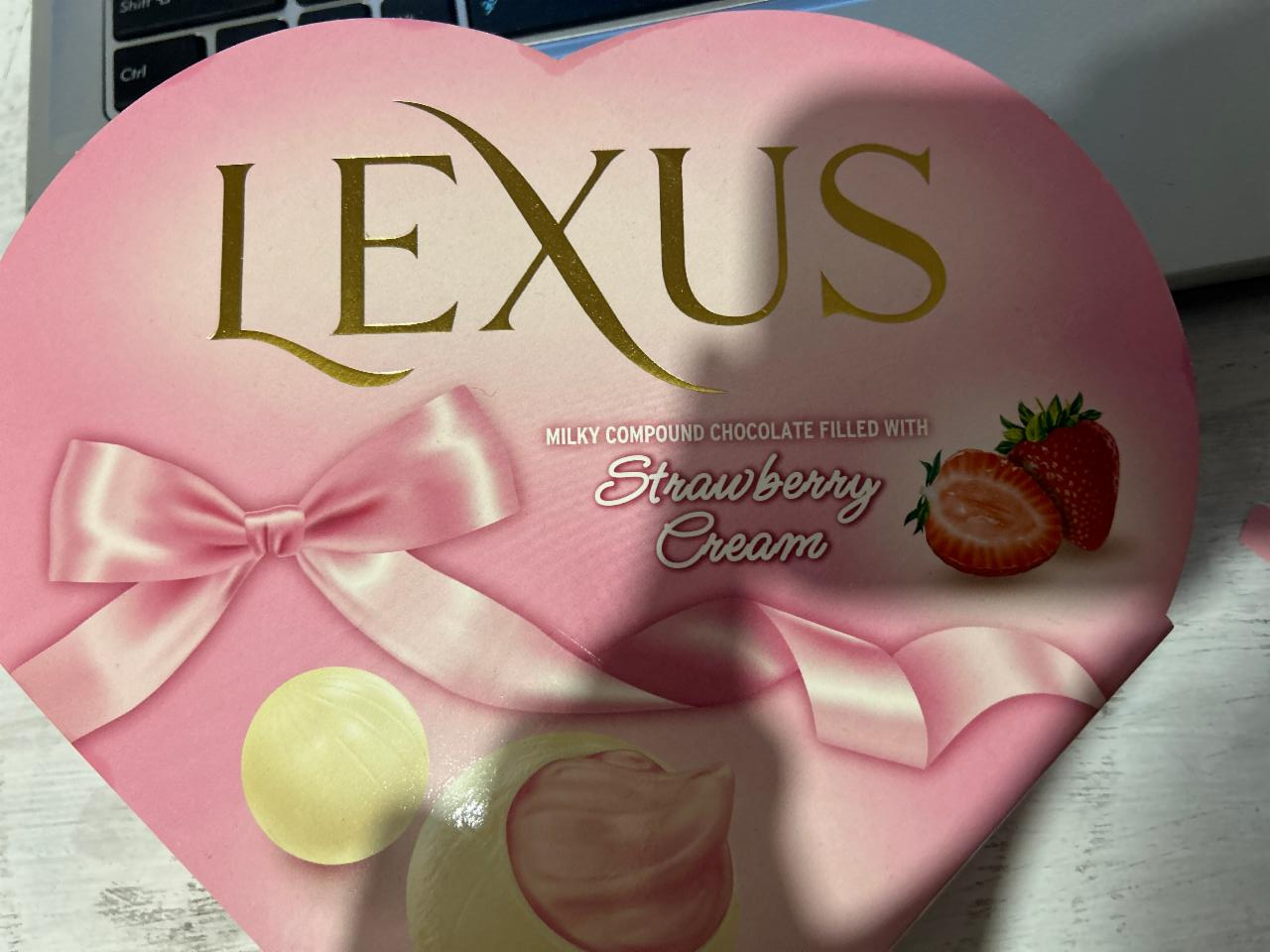 Фото - Набор конфет из белого шоколада с клубничным кремом Lexus