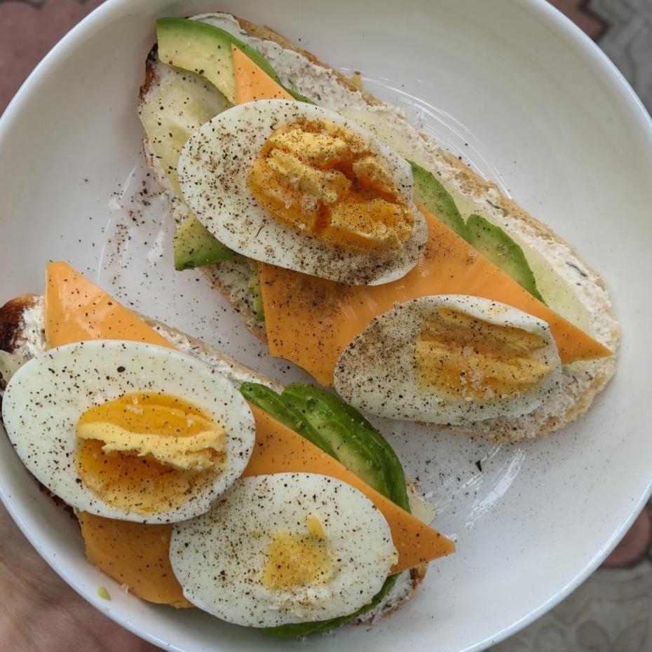 Фото - бутерброд с творожным сыром, помидором, авокадо
