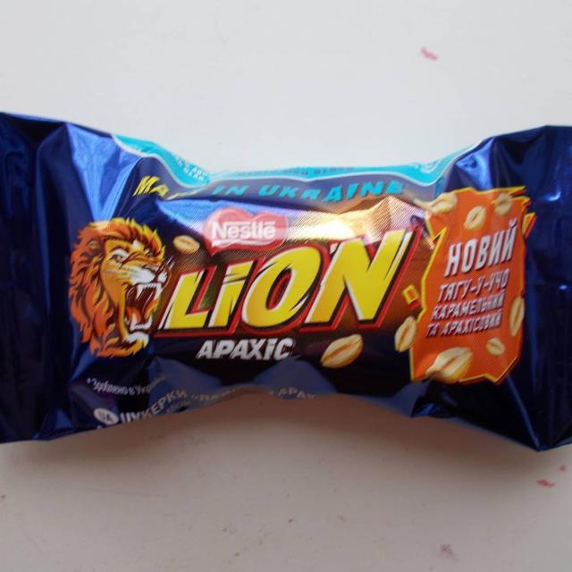 Фото - батончик Lion тягучей карамелью и арахисом Nestlé