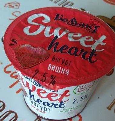 Фото - йогурт 2.5% sweet heart вишня Беллакт
