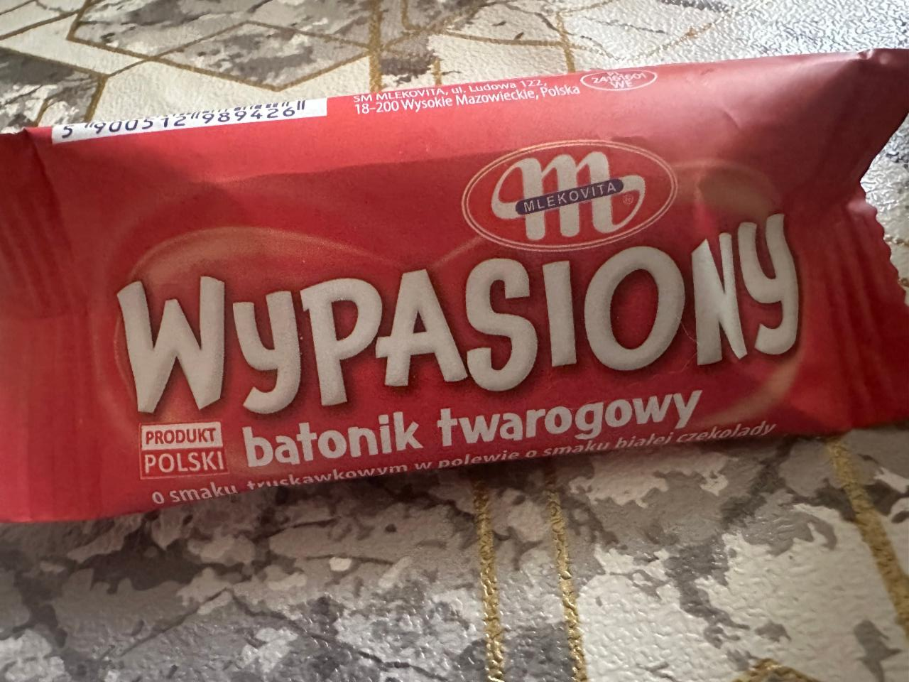 Фото - Wypasiony batonik twarogowy o smaku truskawkowym w polewie o smaku białej czekolady Mlekovita