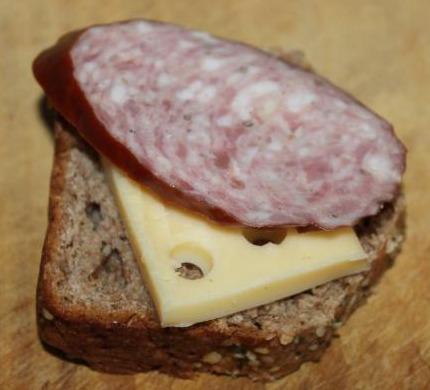 Фото - Бутерброд (хлеб, колбаса, сыр)
