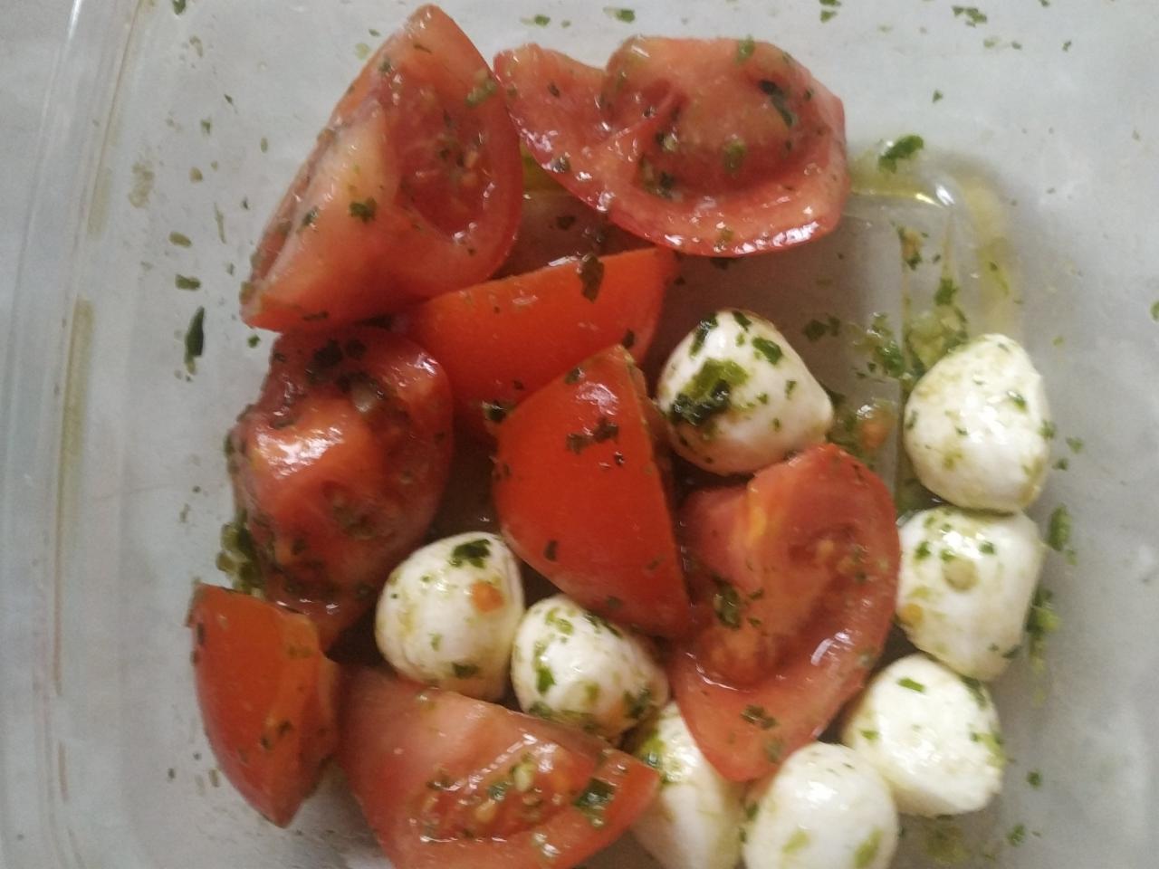 Фото - салат помидоры с моцареллой Братья Караваевы
