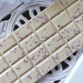 Фото - Белый шоколад с малиновой крошкой Premiere of taste