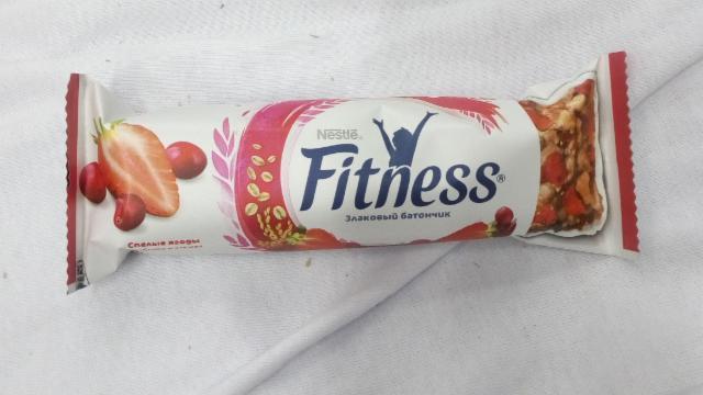 Фото - злаковый батончик спелые ягоды клубника и клюква Fitness Nestle