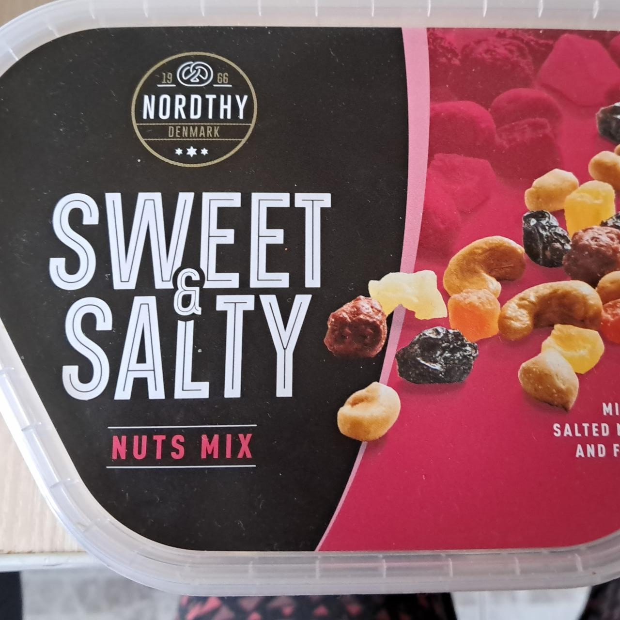 Фото - Смесь орехов и сухофруктов Sweet & Salty Nuts Mix Nordthy