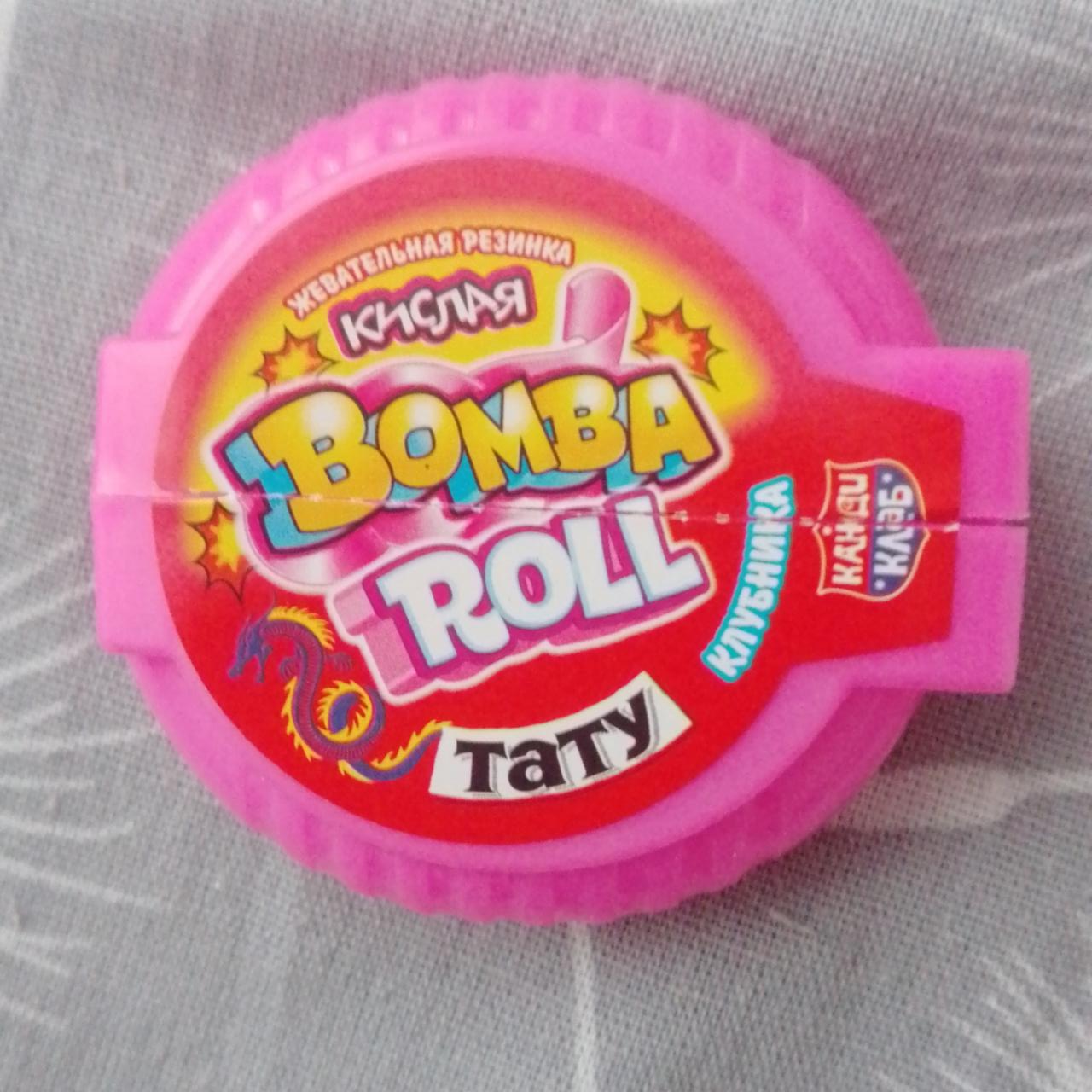 Фото - Жевательная резинка со вкусом клубника Taty Bomba roll Канди Клаб