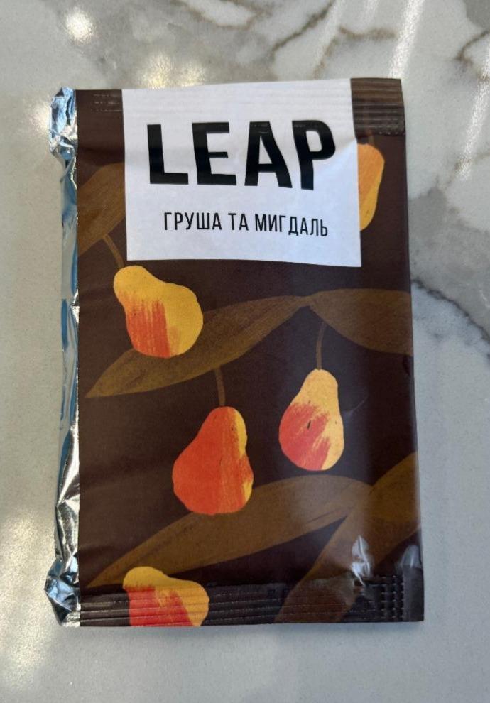 Фото - Батончик фруктово-ореховый Груша-Миндаль Leap