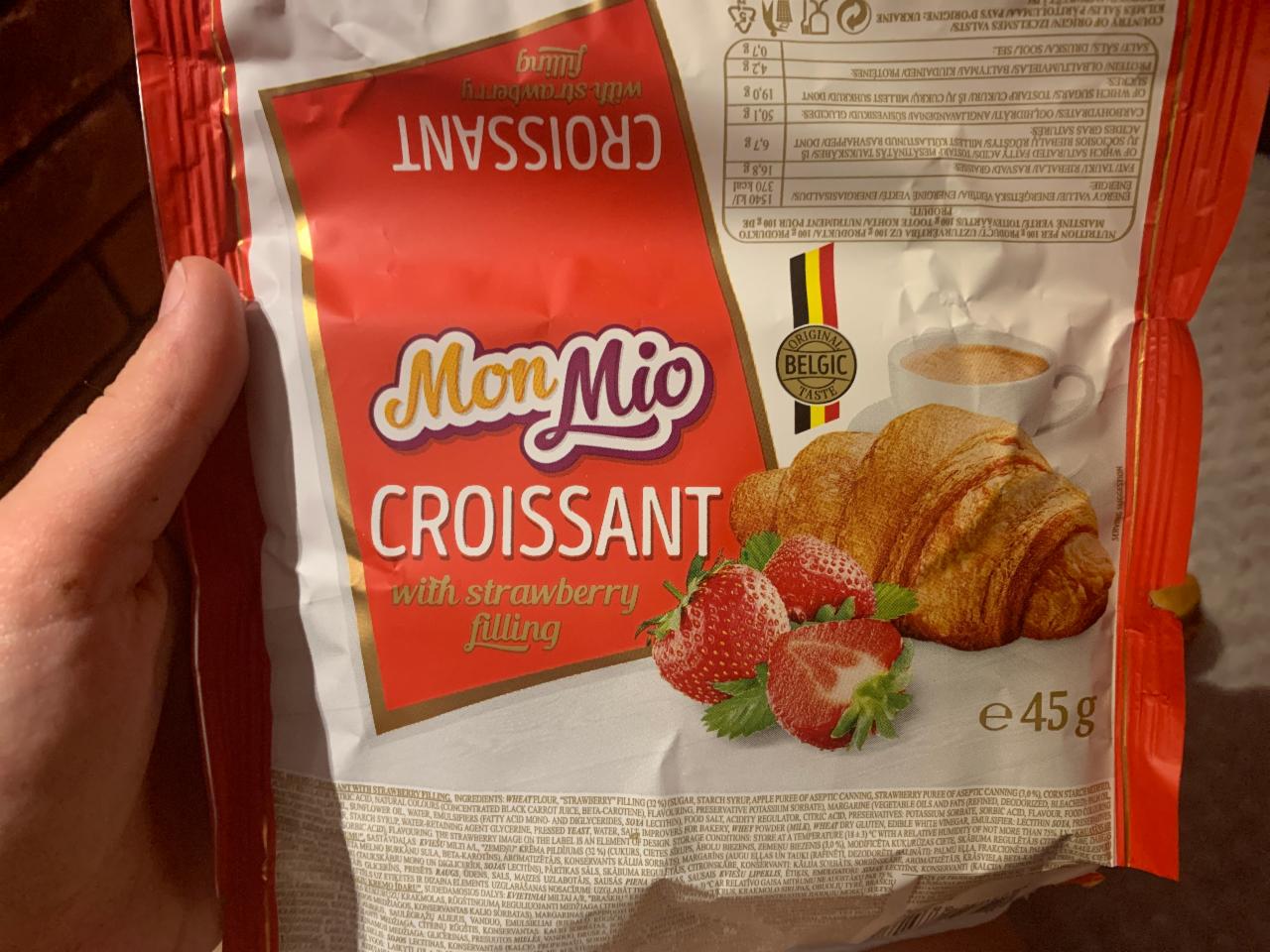 Фото - Croissant with strawberry filling Mon Mio