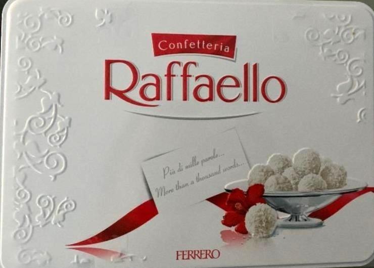 Фото - конфеты в кокосовой стружке с целым миндалем Raffaello Рафаэлло