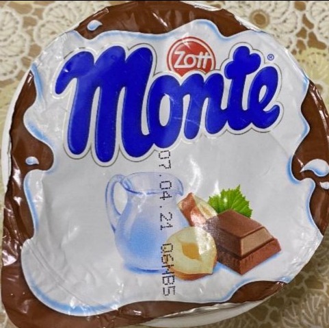 Фото - Десерт молочный Шоколад и лесные орехи Zott Monte