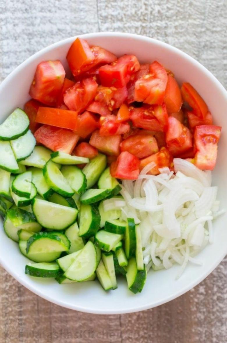 Фото - салат помидоры огурцы лук зеленый без заправки