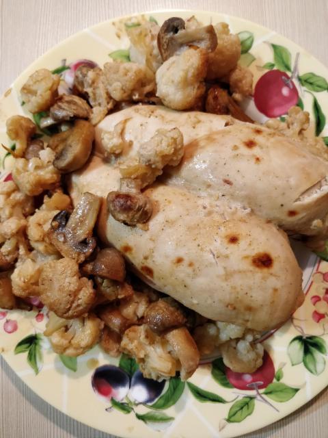 Фото - Куриная грудка, запечённая в духовке с цветной капустой и шампиньонами,политая кефиром