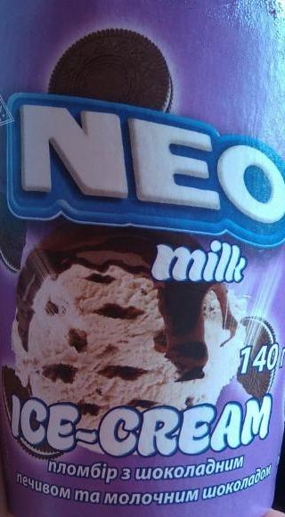 Фото - мороженое пломбир с шоколадным печеньем и молочным шоколадом в картонном стаканчике Neo