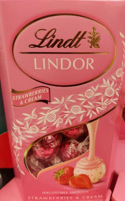 Фото - Lindt Lindor strawberries& cream конфеты