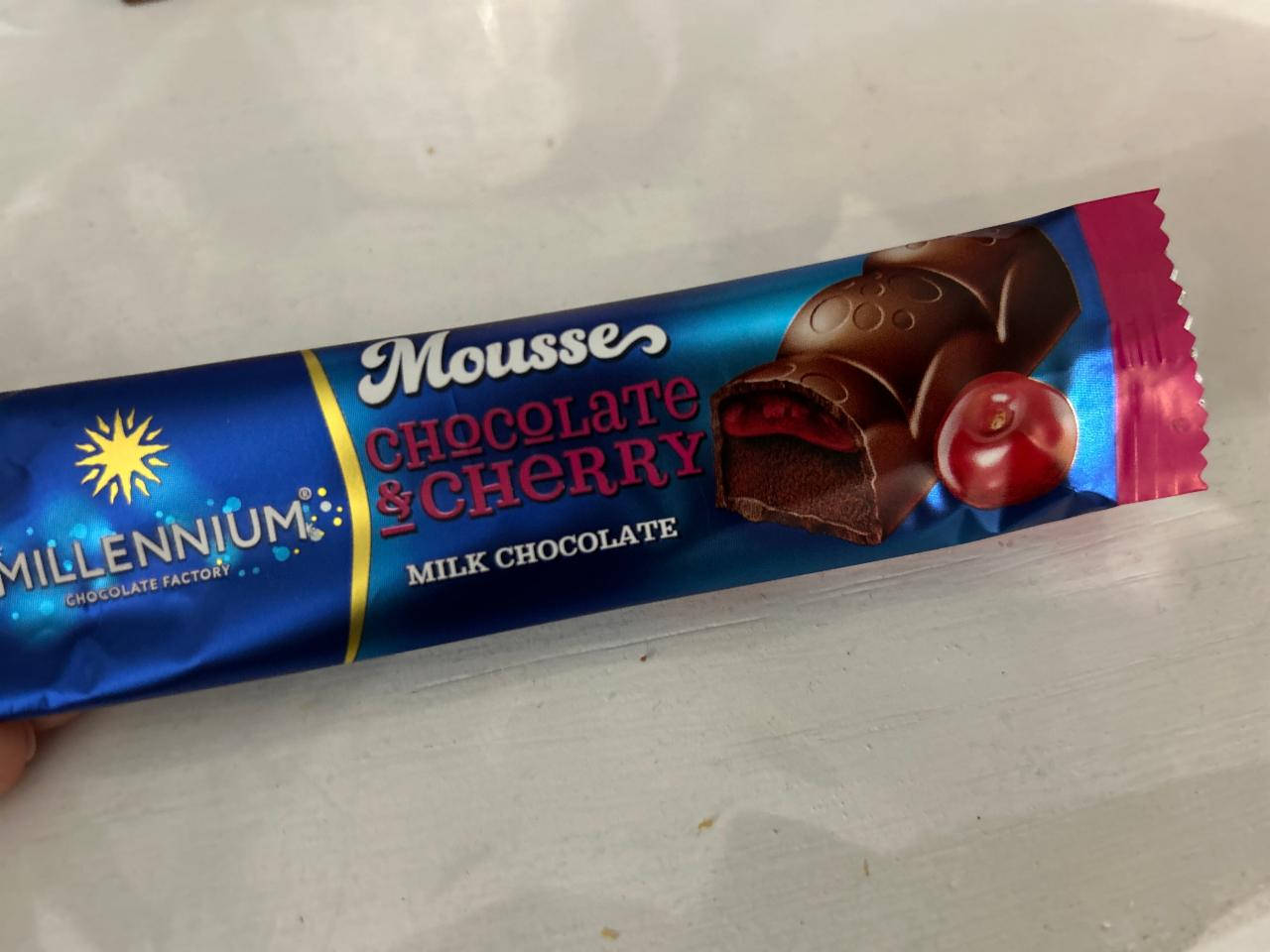 Фото - Шоколад молочный Mousse chocolate and cherry с муссовой и вишневой начинкой Millennium