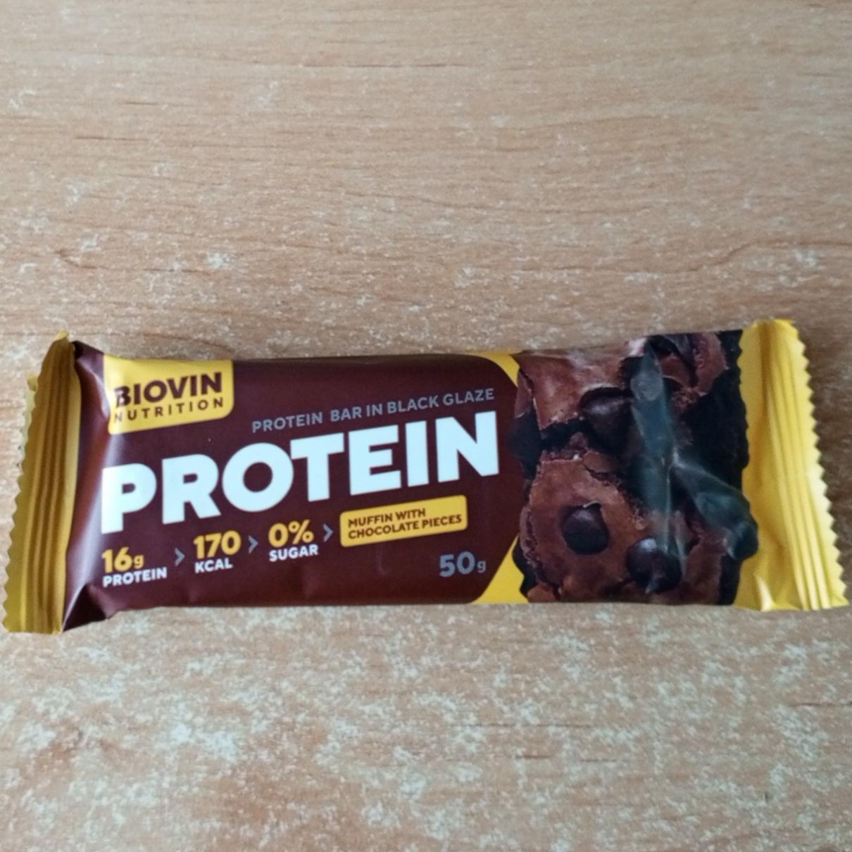 Фото - Батончик протеиновый в тёмной глазури Маффин с кусочками шоколада Biovin