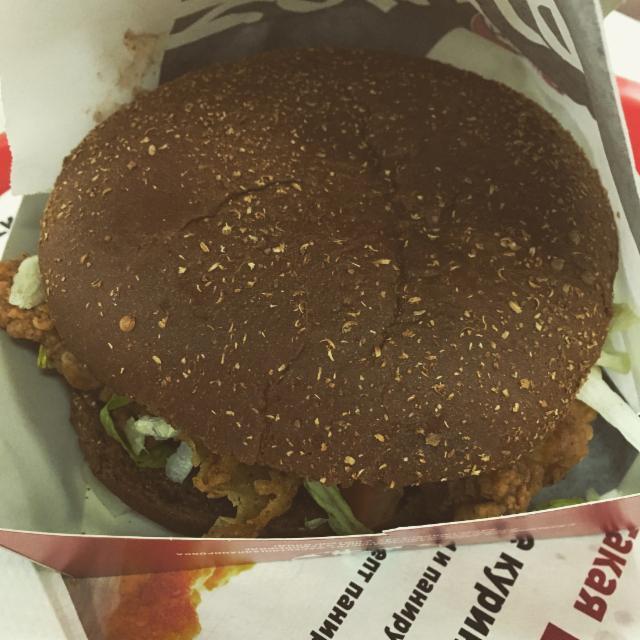 Фото - Двойной тёмный бургер из KFC