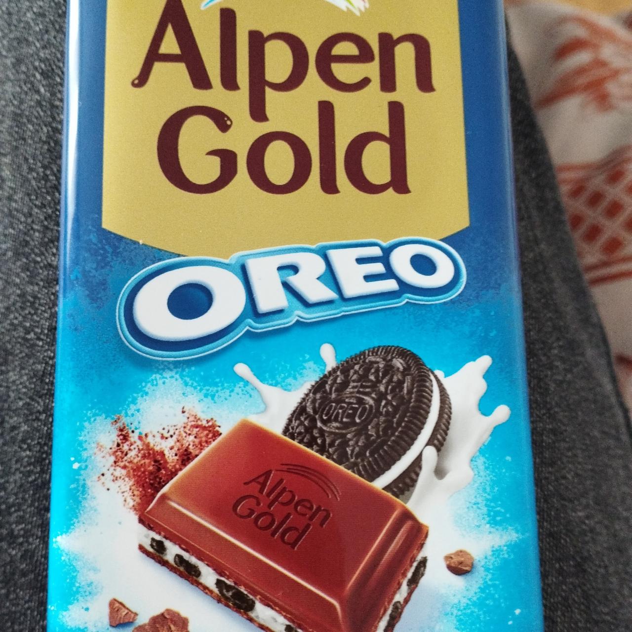 Фото - Молочный шоколад с начинкой со вкусом ванили и кусочками печенья Oreo Alpen Gold