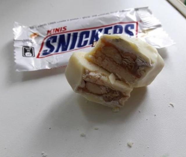 Фото - Шоколадный батончик белый White Сникерс Snickers