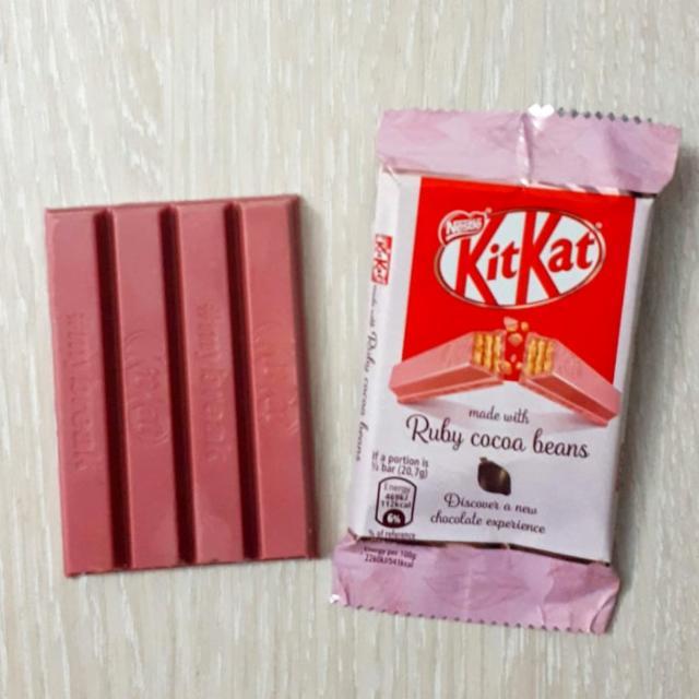Фото - Батончик Kit Kat Couverture Ruby Cocoa Beans в розовом шоколаде Nestle