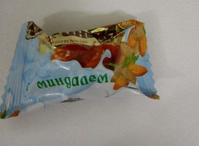 Фото - конфеты Финики в шоколаде с миндалем