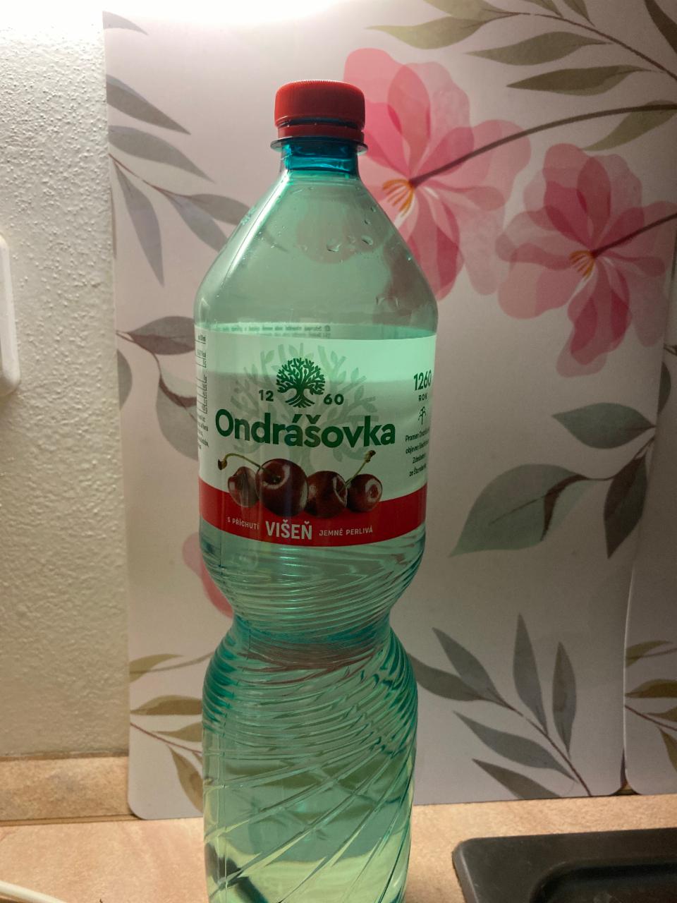 Фото - вода минеральная газированная со вкусом вишни Ondrášovka