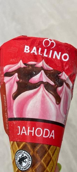Фото - Мороженое клубничное в рожке Ballino