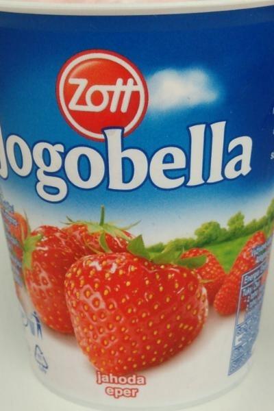 Фото - Йогурт 2.7% со вкусом клубники Jahoda Zott