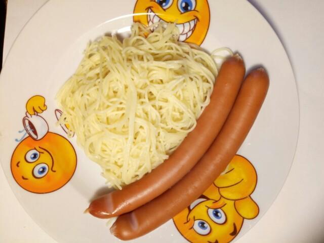 Фото - Варёные спагетти с маслом и сосисками.
