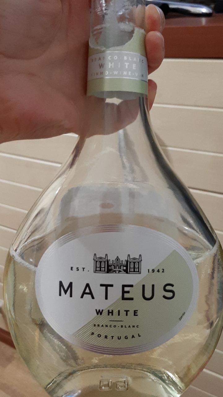 Фото - вино столовое белое полусухое Mateus