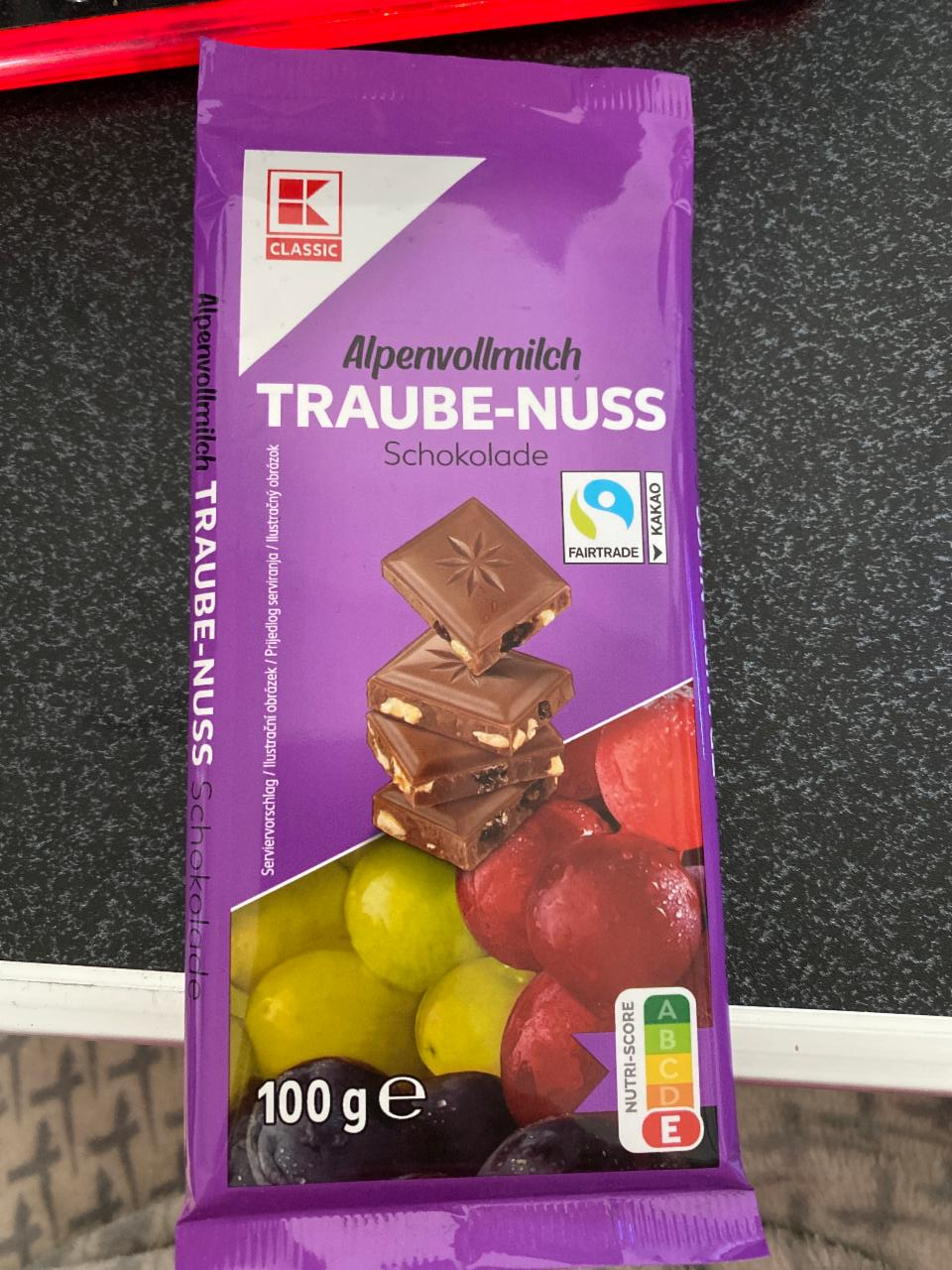 Фото - Молочный шоколад из альпийского цельного молока с орехом и изюмом Alpenmilch Traube-Nuss K-Classic
