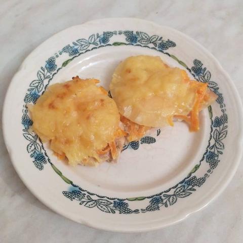 Фото - Филе с картошкой под сыром и сметаной.