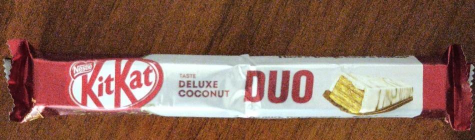 Фото - Белый шоколад со вкусом кокоса и молочный шоколад со вкусом миндаля с хрустящей вафлей Senses Taste Deluxe Coconut KitKat DUO